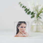 写真モダン白はっきりしたタイポグラフィメイクアップアーティスト スクエア名刺 (スタンド正面)