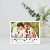 写真モダン黒いスクリプトの日付を保存結婚する 案内ポストカード (スタンド正面)