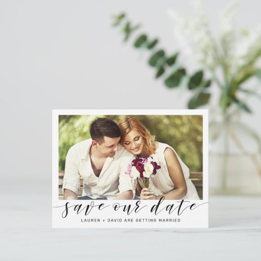 写真モダン黒いスクリプトの日付を保存結婚する 案内ポストカード (スタンド正面)