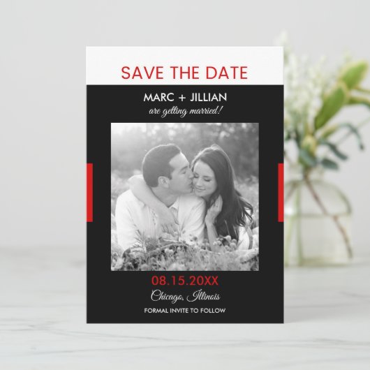 写真モダン黒と赤の結婚式の日付を保存 招待状 (スタンド正面)