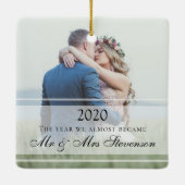 写真モダン2020結婚した年の結婚クリスマス セラミックオーナメント (裏面)