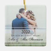 写真モダン2020結婚した年の結婚クリスマス セラミックオーナメント (正面)