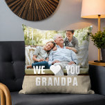 写真モダンGrandpaスクリプトハート クッション<br><div class="desc">写真モダンGrandpaスクリプトハート装飾用クッションお気に入りのは、白いタイポグラフィオーバーレイの中で文字"We (ハート)あなたGrandpa"であなたの写真モダンを特徴とする。表示された文字・ボックスで文字を編集してパーソナライズ©Evco Studio www.zazzle.com/store/evcostudioによる設計</div>