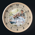 写真モダンGrandpaスクリプトハート 壁時計<br><div class="desc">写真モダンGrandpaスクリプトハートウォールクロックお気に入りのは、白いタイポグラフィオーバーレイの文字"We (ハート)あなたGrandpa"であなたの写真をモダン特徴とする。表示された文字・ボックスで文字を編集してパーソナライズ©Evco Studio www.zazzle.com/store/evcostudioによる設計</div>