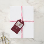 写真モダンJoyful Script Burgundy Christmas ギフトタグ<br><div class="desc">写真モダン喜ばしいスクリプトBurgundy Christmas。サンプル写真を自分の写真に置き換え、あなたの挨拶と名前でパーソナライズする。喜びは白のモダンセットよくはしゃぐスクリプトで、あなたが望む別の色に変えもしることができる。</div>
