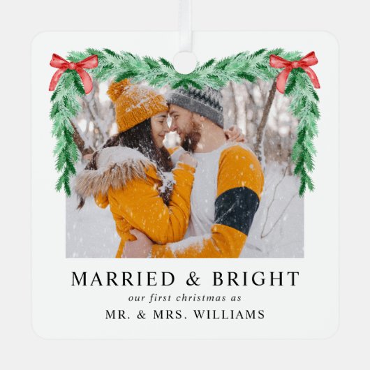 写真モダンMarried & Bright Christmas Newlywed メタルオーナメント (正面)