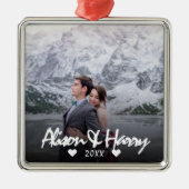 写真モノグラムの白エレガント書ウェディング メタルオーナメント (正面)