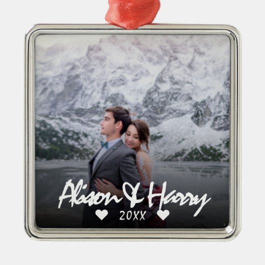 写真モノグラムの白エレガント書ウェディング メタルオーナメント (正面)