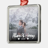 写真モノグラムの白エレガント書ウェディング メタルオーナメント (左)