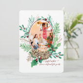 写真付きの赤いクリスマス ホリーデイ ベリー 松ぼっくりリース シーズンカード (スタンド正面)