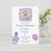 写真付きの青い甘いお菓子お誕生日 招待状 (スタンド正面)