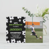 写真付きグリーンブラックサッカー誕生日 招待状 (スタンド正面)