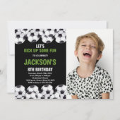 写真付きブラックグリーンサッカー誕生日 招待状 (正面)