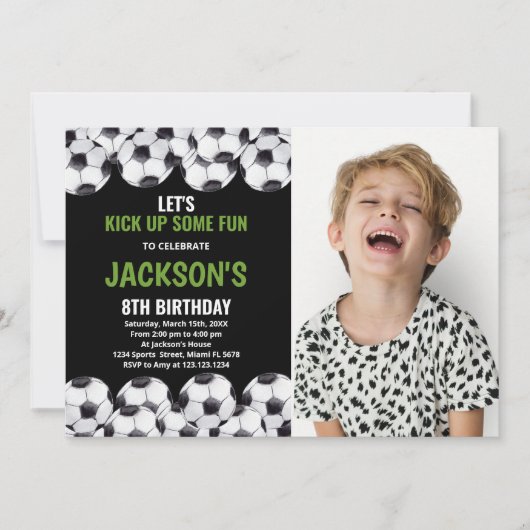 写真付きブラックグリーンサッカー誕生日 招待状 (正面)