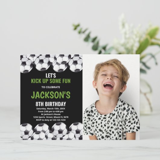 写真付きブラックグリーンサッカー誕生日 招待状 (スタンド正面)