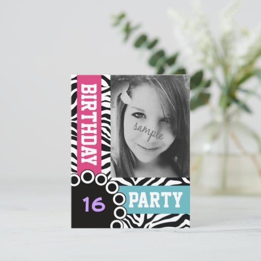 写真付きモダンの明るいゼブラプリント誕生日パーティー 招待状 (スタンド正面)