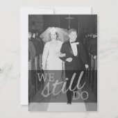 写真付き25周年結婚記念日 - 私たちはまだやっている 招待状 (裏面)