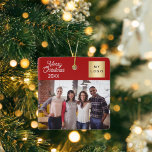写真企業のロゴのクリスマスモダンレッド セラミックオーナメント<br><div class="desc">赤クラシック背景色、白文字。文字：メリークリスマス。ビジネスのロゴ、写真、および年をパーソナライズして追加。</div>