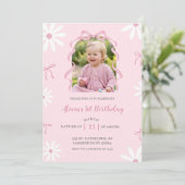 写真入りピンクのデイジーボウのガーリーな1歳の誕生日 招待状 (スタンド正面)