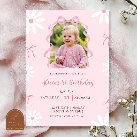 写真入りピンクのデイジーボウのガーリーな1歳の誕生日 招待状