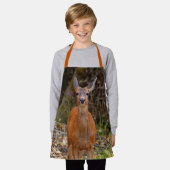写真家おもしろいで鹿の若手スマイル エプロン (着用した状態)