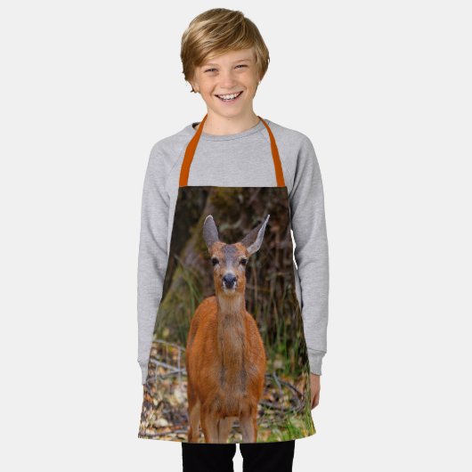 写真家おもしろいで鹿の若手スマイル エプロン (着用した状態)