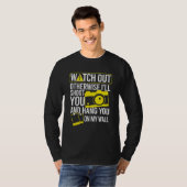 写真家が壁に写つる真を撮影 Tシャツ (正面フル)