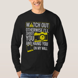 写真家が壁に写つる真を撮影 Tシャツ