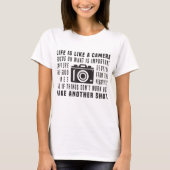 写真家の生活はカメラ写真のようなものだ Tシャツ (正面)