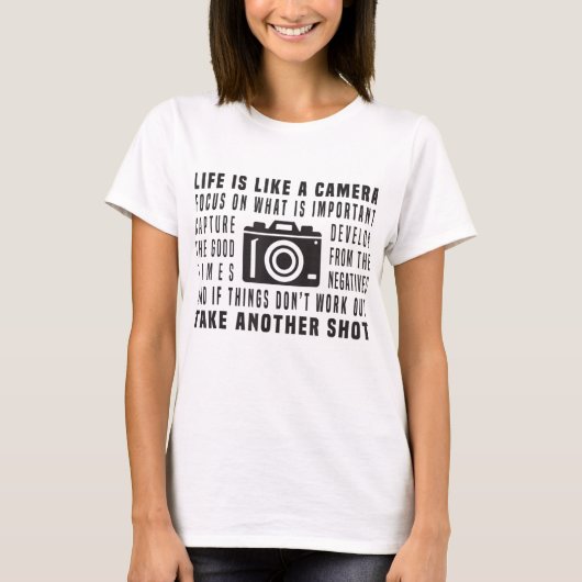 写真家の生活はカメラ写真のようなものだ Tシャツ (正面)