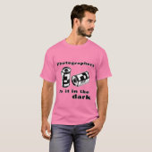 写真家は暗闇でそれをする Tシャツ (正面フル)