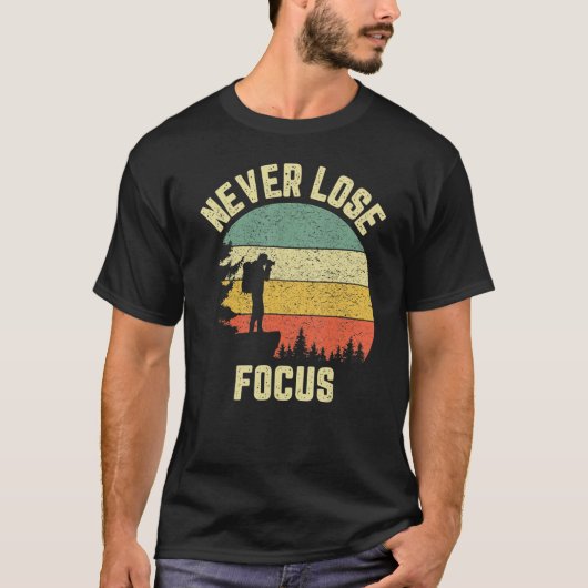 写真家は決してピントを外さない 写真撮影 カメラ Tシャツ (正面)