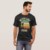 写真家は決してピントを外さない 写真撮影 カメラ Tシャツ (正面フル)