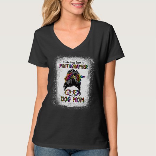 写真家忙しで犬の母の蛾 Tシャツ (正面)