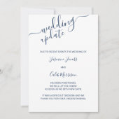 写真延期カード 青いスクリプト ウェディングアップデート 招待状 (正面)