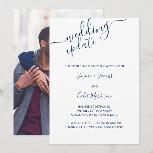 写真延期カード 青いスクリプト ウェディングアップデート 招待状 (正面/裏面)