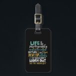 写真感動的生活引用文写真家 ラゲッジタグ<br><div class="desc">人生は写真のようなものだ。大切なことに焦点を合わせ、良い時を捉える。写真感動的者のやる気を起こさせる引用文デザイン。ヴィンテージカッコいいレトロタイポグラフィグッズ写真を撮るのが好きな人のための商品，写真倶楽部のメンバー。カメラやレンズを至る所で使うアマチュアやプロフェッショナルのフォトグラファーに最適です。兄素晴らし兄、妹、母、父、友人、叔母と叔父のためのクリスマスプレゼントと誕生日プレゼント。背景色はカスタマイズ好みの色にできる。</div>