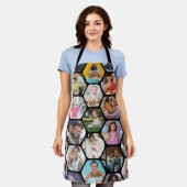 写真数々のコラージュシンプル六角モダン模様 エプロン (着用した状態)