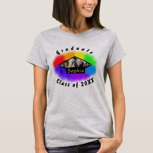 写真数々の卒業キャップ虹の背景 Tシャツ
