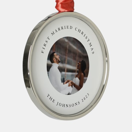 写真素朴付きシック結婚したファースト・クリスマス メタルオーナメント (右)