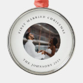 写真素朴付きシック結婚したファースト・クリスマス メタルオーナメント (正面)