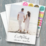 写真結婚の プランナー手帳<br><div class="desc">ウェディングプランナーの前お気に入りのに写真とシックなパーソナライズされたレタリングの詳細。プランナーには、月次および週次のレイアウト、12ヶ月、60ページのラミネートされたSOFTまたは懸命の前面と背面カバーが含まれる。</div>