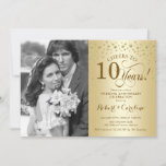 写真結婚10周年記念 – 金ゴールド 招待状<br><div class="desc">10周年記念結婚招待状（写真）。エレガントスクリプトのフォントと紙吹雪を持つ金ゴールドのデザイン。任意のカスタマイズ年の結婚を示すことができる。応援10年だ！</div>