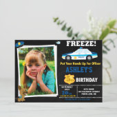 写真警察官誕生日の招待状バッジ 招待状 (スタンド正面)