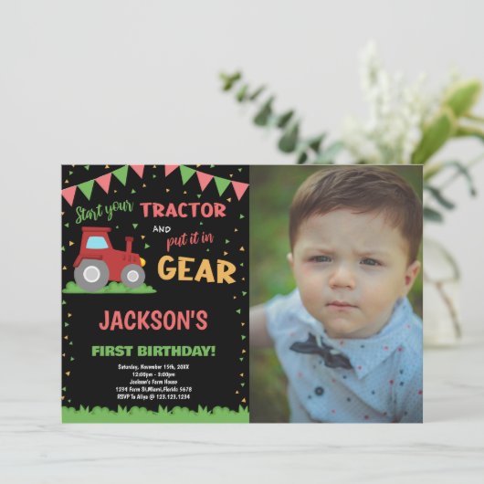 写真1歳の赤い旗トラクターの誕生日招待状 招待状 (スタンド正面)
