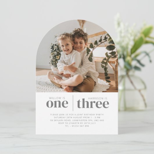 写真1番目および3番目のArchジョイント誕生日 招待状 (スタンド正面)