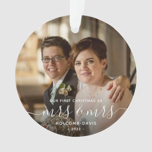 写真1stクリスマスミセスとミセスLGBTQホワイトスクリプト オーナメント (正面)
