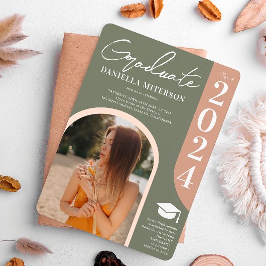 写真2023はっきりしたアーチグリーンピンク卒業 招待状