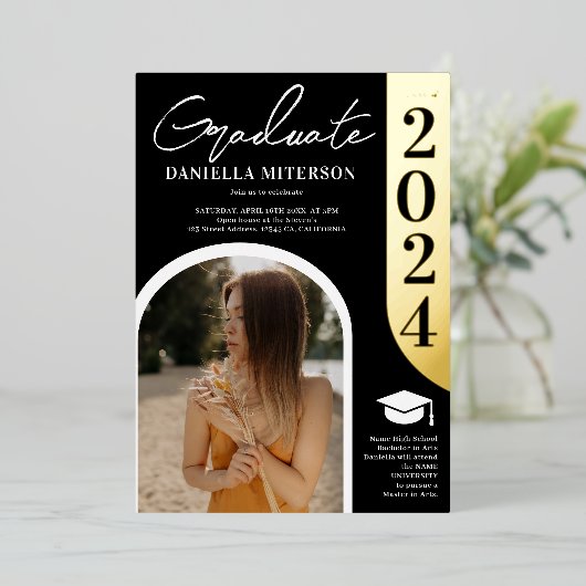 写真2024はっきりした金ゴールドアーチ黒卒業 箔招待状 (立ち正面)