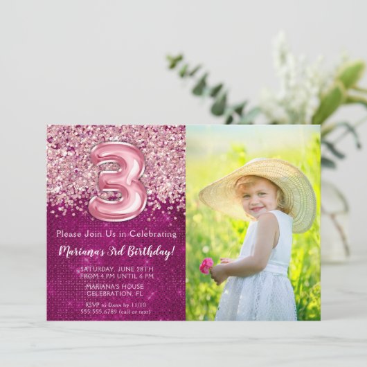 写真3回目の誕生日招待状マゼンタピンクグリッター 招待状 (スタンド正面)